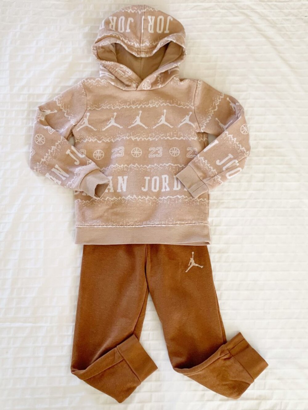 Air Jordan Essentials Holiday Pullover and Joggers Sweatsuit • 4T